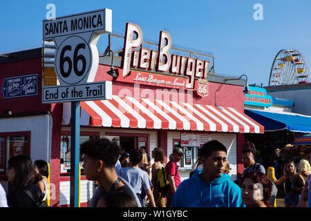 Route 66 fine del segnavia e Pier Burger in Santa Monica Pier, Los Angeles, California Foto Stock