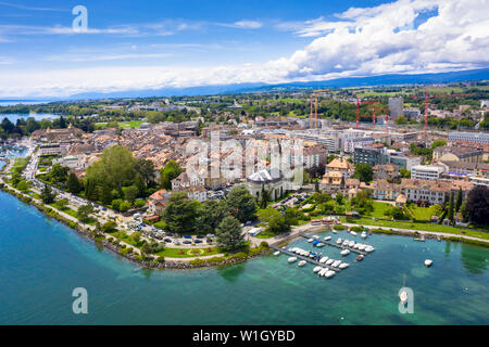 Vista aerea della città di Morges waterfront nel bordo del lago Leman in Svizzera Foto Stock