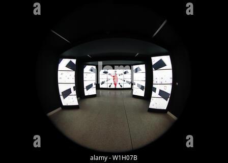 Un punto di vista corridoio al ingresso della Stanley Kubrick exhibition, il Design Museum di Londra, giugno 2019. Sparato attraverso una lente fish-eye. Foto Stock