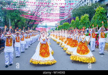 CEBU CITY , Filippine - Jan 21 : i partecipanti al festival Sinulog a Cebu City filippine il 21 gennaio 2018. Il Sinulog è il centro del Foto Stock