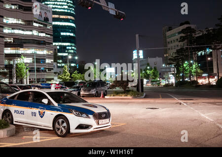 Seoul, Corea del Sud - 08.05.18: una macchina della polizia è di turno di notte. auto della polizia parcheggiata su una strada trafficata in serata. polizia sull'autostrada. polizia ar Foto Stock