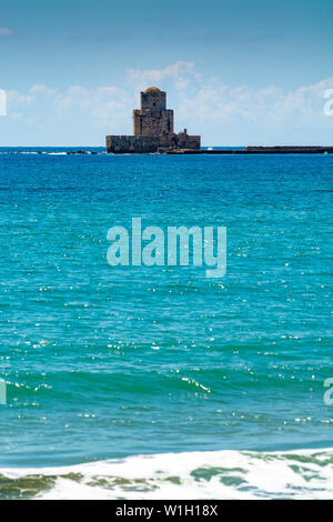 Vista panoramica sulla vecchia torre di fort e storico castello nell'antica città pittoresca Methoni il Peloponneso, Grecia, destinazione turistica Foto Stock