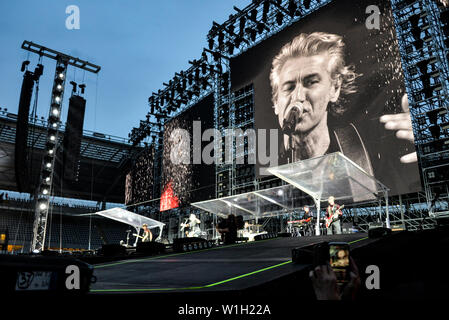 Luciano Ligabue suona dal vivo sul palco allo Stadio Olimpico Grande Torino a Torino per il "Start Tour 2019". Foto Stock