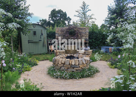 Una mostra giardino durante il festival.della Royal Horticultural Society (RHS) Hampton Court Festival giardino, impianto di vetrine e fiore presenta a Hampton Court Palace di Londra. Foto Stock