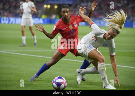 Lione, Francia. 02Luglio, 2019. Stati Uniti d'America's Crystal Dunn (L) battaglie per la sfera con l'Inghilterra del Rachel Daly durante il FIFA Coppa del Mondo Donne semifinale partita di calcio tra Inghilterra e Stati Uniti allo Stade de Lyon. Credito: Sebastian Gollnow/dpa/Alamy Live News Foto Stock