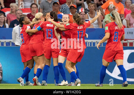 Lione, Francia. 02Luglio, 2019. USA I giocatori festeggiano il loro lato del primo obiettivo durante il FIFA Coppa del Mondo Donne semifinale partita di calcio tra Inghilterra e Stati Uniti allo Stade de Lyon. Credito: Sebastian Gollnow/dpa/Alamy Live News Foto Stock