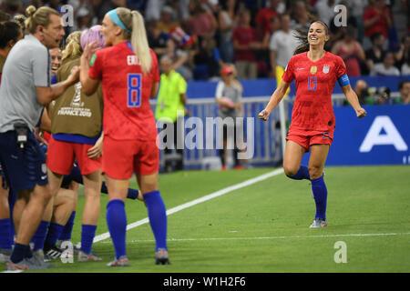 Lione, Francia. 02Luglio, 2019. Stati Uniti d'America Alex Morgan (R) festeggia segnando il suo lato del secondo obiettivo durante il FIFA Coppa del Mondo Donne semifinale partita di calcio tra Inghilterra e Stati Uniti allo Stade de Lyon. Credito: Sebastian Gollnow/dpa/Alamy Live News Foto Stock