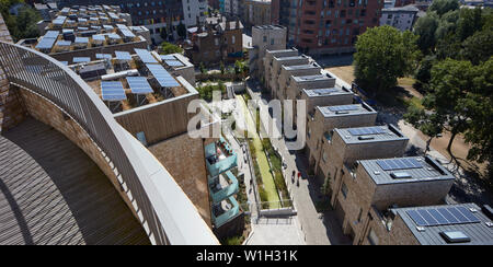 Alto livello visualizzazione contestuale dei pannelli solari sui tetti, sul giardino e sul canale. Stonebridge Park, London, Regno Unito. Architetto: Cullinan Studio, 2016. Foto Stock