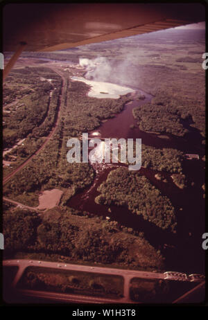 NORTHWEST PAPER COMPANY A CLOQUET, MINNESOTA, SULLA ST LOUIS fiume. Scarica dalla pila di fumo sale da 800 a 1000 piedi coperte di fumo di un'area di otto a dieci miglia Foto Stock