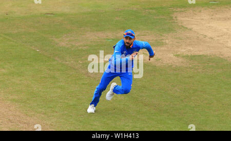 Birmingham, Regno Unito. 02Luglio, 2019. Virat Kohli dell India in esecuzione durante il Bangladesh v India, ICC Cricket World Cup Match, a Edgbaston, Birmingham, Inghilterra. Credito: ESPA/Alamy Live News Foto Stock