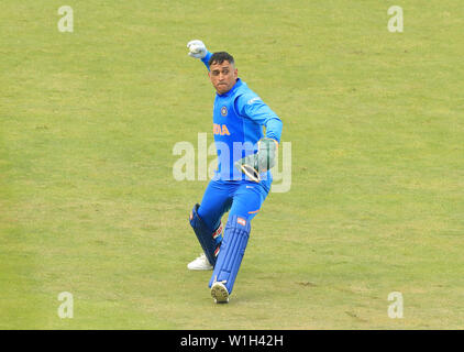 Birmingham, Regno Unito. 02Luglio, 2019. MS Dhoni dell India fielding durante il Bangladesh v India, ICC Cricket World Cup Match, a Edgbaston, Birmingham, Inghilterra. Credito: ESPA/Alamy Live News Foto Stock