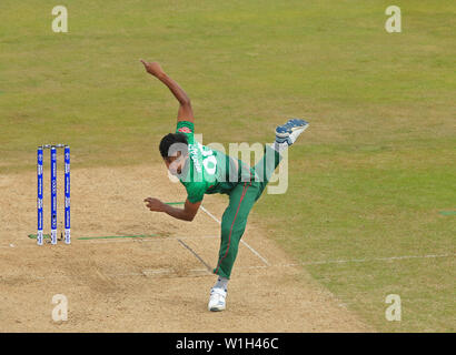 Birmingham, Regno Unito. 02Luglio, 2019. Mustafizur Rahman del Bangladesh bowling durante il Bangladesh v India, ICC Cricket World Cup Match, a Edgbaston, Birmingham, Inghilterra. Credito: ESPA/Alamy Live News Foto Stock