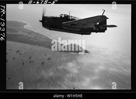 Navy fotografo su Iwo Jima, il cap. Ed. J. Steichen, capo della marina il combattimento di fotografia e direttore del Naval Istituto fotografico. Il cap. Steichen e Corp. Wm. Damato. Foto Stock