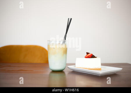Gustosa torta deliziosa con fragola e freddo Caffè Frappé con ghiaccio. Foto Stock