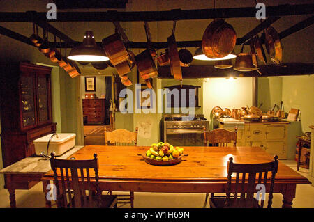 Pentole e padelle appesi al soffitto nella cucina di casa Hawksmoor, una splendida Cape Dutch Country inn nei pressi di Città del Capo, Sud Africa, è di circa 12 km Foto Stock