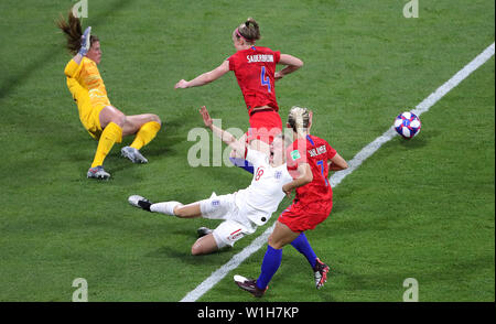 L'Inghilterra del Ellen White (sinistra) è imbrattata di Stati Uniti d'America's Becky Sauerbrun (parte posteriore destra) durante il FIFA Coppa del Mondo Donne Semi finale corrispondono allo Stade de Lyon. Foto Stock