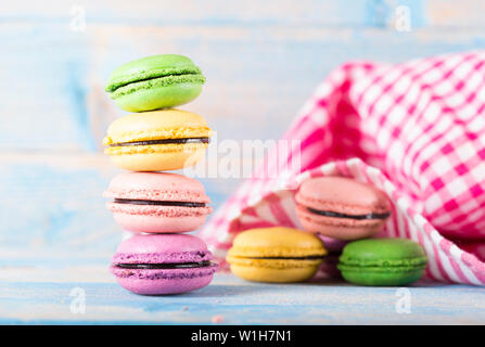Macarons allineate in una fila Foto Stock