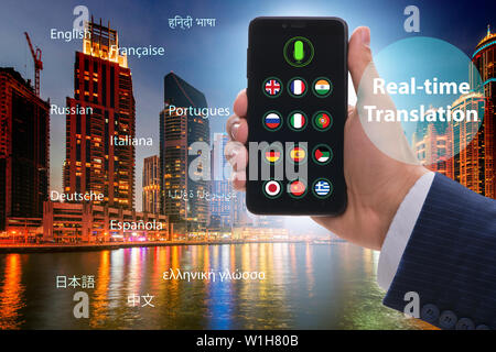 Concetto di traduzione in tempo reale con app per smartphone Foto Stock