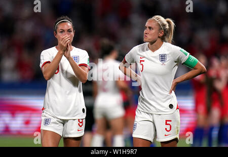 L'Inghilterra del Jodie Taylor (sinistra) e Steph Houghton dopo il fischio finale durante il FIFA Coppa del Mondo Donne Semi finale corrispondono allo Stade de Lyon. Foto Stock