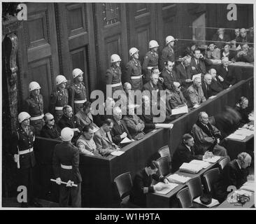 Processi di Norimberga. Guardando verso il basso sulla imputati dock, circa 1945-1946.; Note Generali: Utilizzo di guerra e di conflitto numero 1296 quando si ordina una riproduzione o la richiesta di informazioni su questa immagine. Foto Stock