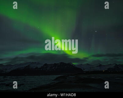 Aurora Boreale sopra la laguna a Jökulsarlon in Islanda in inverno Foto Stock