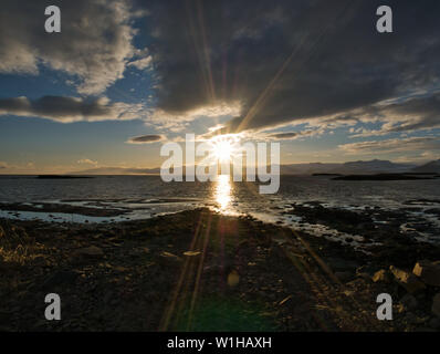 Un bel tramonto al mare ad Stokksness in Islanda con le nuvole Foto Stock