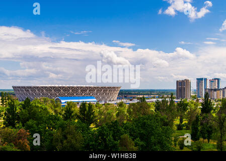 Volgograd, Russia - 29 Maggio 2019: vista sul Volga e allo stadio di calcio di Volgograd Arena, costruito per la Coppa del Mondo FIFA 2018, dall'altezza del ma Foto Stock