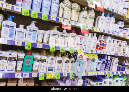 Miami Beach Florida,Walgreens,drogheria,farmacia,catena,vendita,prodotti,vendita,skincare,cosmetici,moisturizer,umidita,Lubriderm,Gold Bond,Nivea,Aveeno, Foto Stock