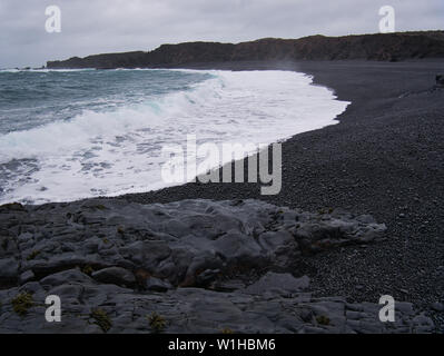 Le onde presso la spiaggia di sabbia nera di Djupalonssandur in Islanda Foto Stock