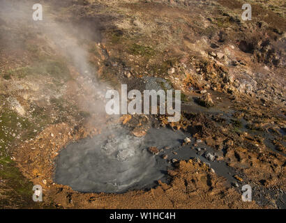 Un gorgogliamento di molla geotermica vicino Reykjadalur in Islanda Foto Stock