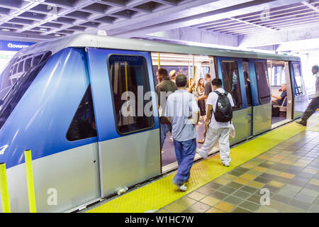 Miami Florida,Government Center,Metromover,stazione,trasporto di massa,mover automatizzato di persone,passeggeri passeggeri, passeggeri, uomo maschile, imbarco,FL09100 Foto Stock