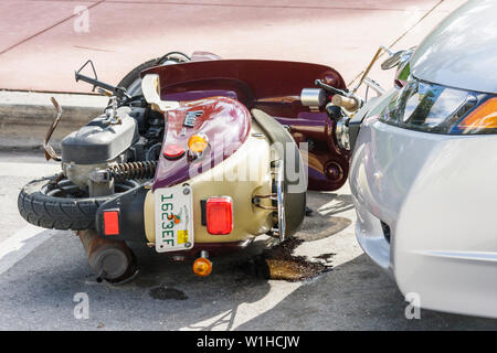 Miami Beach Florida, Ocean Drive, auto, scooter scooter scooter, parcheggio, abbattuto, caduta, danni, perdite, benzina, olio, tag, incidente, visitatori viaggio Foto Stock