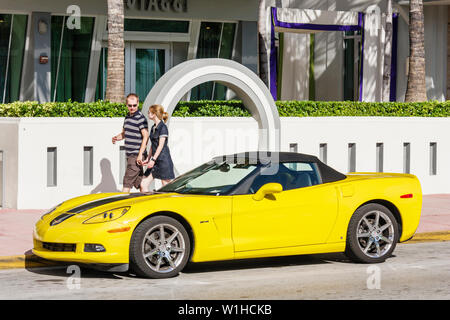 Miami Beach Florida, Ocean Drive, auto americane, General Motors, GM, Chevrolet, Corvette, auto sportive, velocità, muscolo, giallo, convertibile, adulti ma Foto Stock