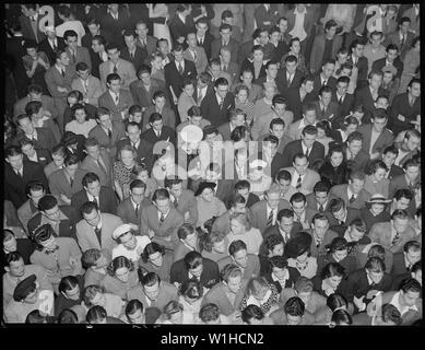 Oakland, in California. Hot Jazz di ricreazione. Una folla di giovani al concerto di Benny Goodman Band che ha avuto luogo in un locale dance hall Foto Stock