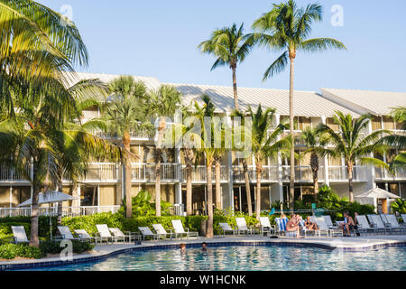 Fort ft. Lauderdale Florida,Hilton Fort Lauderdale Marina,hotel,piscina,lusso,resort,ospite,poltrona,ombrello,solarium,tropicale,palme,relax,nuoto, Foto Stock