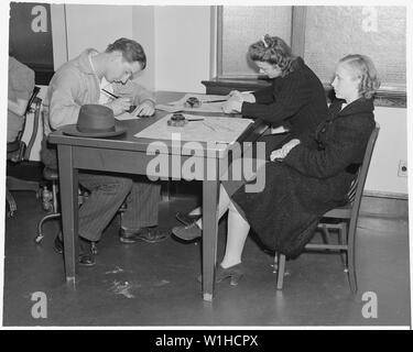 Oakland, in California. Junior servizio dell'occupazione. Compilazione di applicazioni. Le ragazze vogliono lavoro part-time al servizio domestico Foto Stock