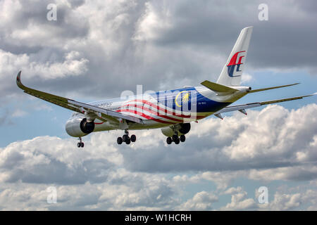 9M-MAG Malaysia Airlines Airbus A350-900 di avvicinamento alla terra all'aeroporto di Londra Heathrow Foto Stock