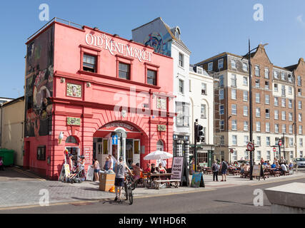 Parte anteriore del vecchio mercato di Kent in Margate; un ex cinema amorevolmente restaurato e oggi sede di vari prodotti alimentari e bancarelle di artigiani. Foto Stock