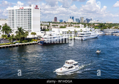 Fort ft. Lauderdale Florida, 17th Street Causeway Bridge, vista, fiume Intracoastal Stranahan, barca, nautica, lungomare, skyline, Hilton, hotel, marina, lusso, y Foto Stock