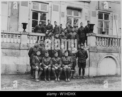 Ufficiali di Campo 129artiglieria, al quartier generale del reggimento a Chteau le Chanay vicino Courcemont, Francia, marzo 1919. Il capitano Harry Truman, in seconda fila, il terzo da destra, ca. 1900 - 1982; Note Generali: Utilizzo di guerra e di conflitto numero 499 quando si ordina una riproduzione o la richiesta di informazioni su questa immagine. Foto Stock