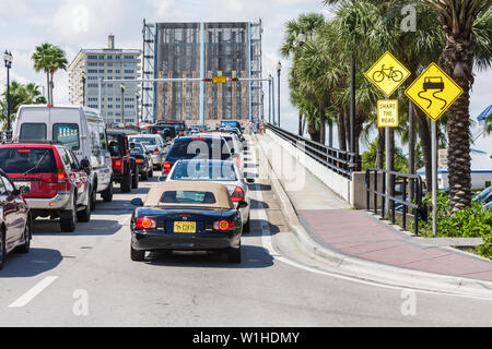 Fort ft. Lauderdale Florida Beach, East Las Olas Boulevard, ponte levatoio, ponte mobile, elevato, traffico fermato, auto, auto, FL09101010108 Foto Stock