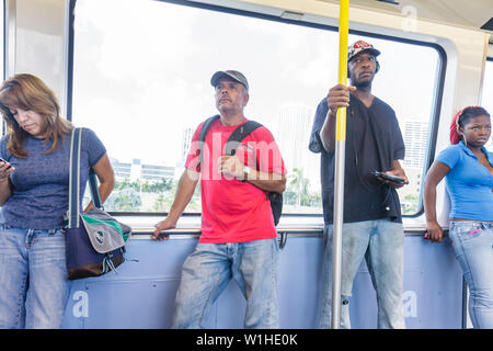 Miami Florida,OMNI Loop,Metromover,trasporto pubblico,trasporto di massa,People mover automatizzato,passeggeri passeggeri, passeggeri, Black Blacks African AF Foto Stock