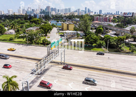 Miami Florida,state Highway Route 836,Dolphin Expressway,autostrada,superstrada,trasporto,traffico,auto,auto,segnaletica,corsia,skyline,FL091015013 Foto Stock