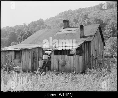 Oliver Hinkle's house per la quale egli paga 9 dollari mensili. Sua moglie ha costruito la veranda sul retro e piccolo indietro sala portaoggetti. Kentucky dritto Creek Coal Company, Belva miniera abbandonata dopo esplosione [a] dic. 1945, quattro miglia, Bell County, Kentucky. Foto Stock