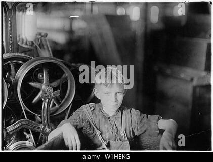 Uno dei giovani filatori in Quidwick Co. Mill. (Un ragazzo polacco, Willie) che stava prendendo il suo riposo a mezzogiorno in una scatola di cilindro scaricatore. Anthony, R.I. Foto Stock