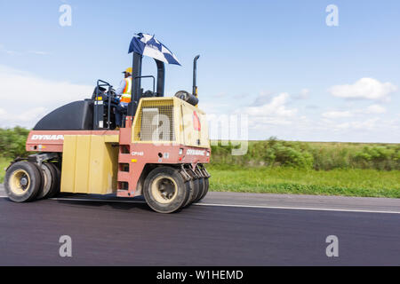 Miami Florida,i 75,Interstate 75,Alligator Alley,The Everglades,pavimentazione,pavimentazione,strada,sotto costruzione di nuovi cantieri edili,riparazione,Dynapac,h Foto Stock