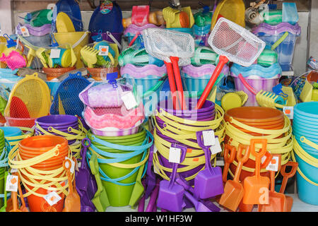 Florida Collier County, Fort ft. Myers Beach, negozio di novità, negozio, negozi, aziende, distretto, prodotti da spiaggia, rete, secchio di plastica, pala, giocattolo di sabbia, infanzia, col Foto Stock