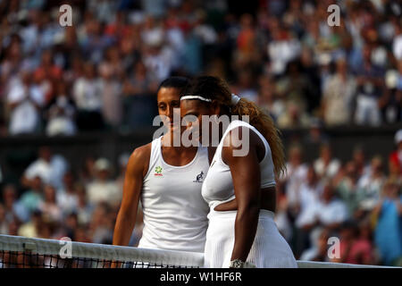 Il torneo di Wimbledon, Londra, Regno Unito. Il 2 luglio 2019. Serena Williams condivide un momento con il suo avversario, Giulia Gato-Monticone dell Italia dopo WIllimas sconfitto nella sua retta fissa durante il primo round giocare a Wimbledon oggi. Credito: Adam Stoltman/Alamy Live News Foto Stock