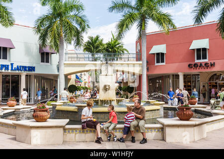 Florida,Contea di Collier,Napoli,estero,Miromar Outlets,Mall,designer,discount,shopping shoppers negozio negozi di vendita di mercato,negozi di negozi business b Foto Stock