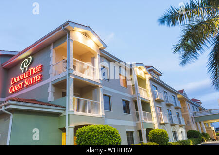 Naples Florida,Hilton DoubleTree Guest Suites,catena,hotel,alloggio,crepuscolo,sera,insegna,luci,edificio a tre piani,esterno,fronte,ingresso,notte, Foto Stock